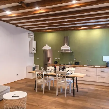 Daire Hadithi Trieste, Tra Le Rive E Piazza Unita Trieste