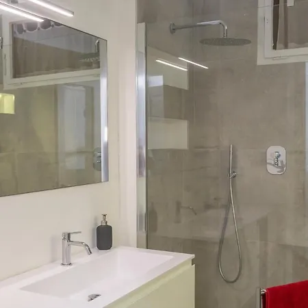 Hadithi Trieste, Tra Le Rive E Piazza Unita Trieste