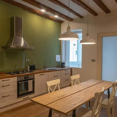 Hadithi Trieste, Tra Le Rive E Piazza Unita *