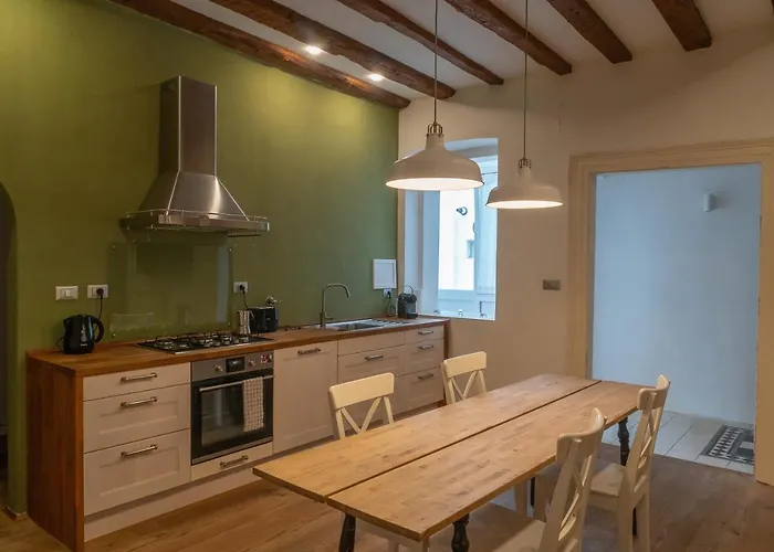 Hadithi Trieste, Tra Le Rive E Piazza Unita *