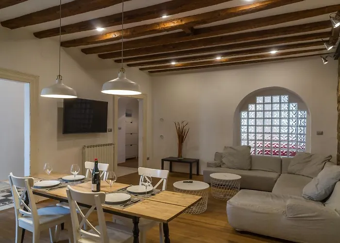 Daire Hadithi Trieste, Tra Le Rive E Piazza Unita