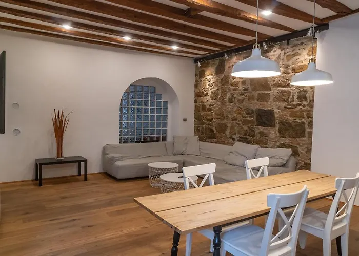 Hadithi Trieste, Tra Le Rive E Piazza Unita Daire