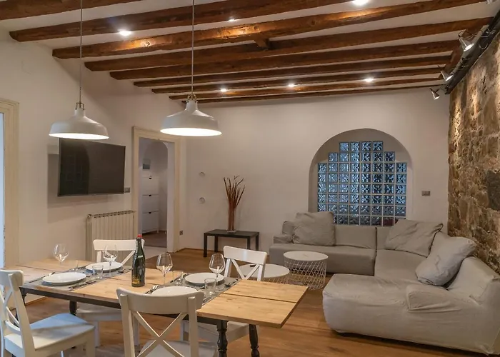 Hadithi Trieste, Tra Le Rive E Piazza Unita Trieste