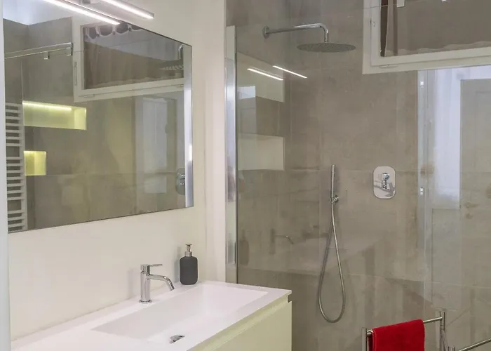 Hadithi Trieste, Tra Le Rive E Piazza Unita Trieste